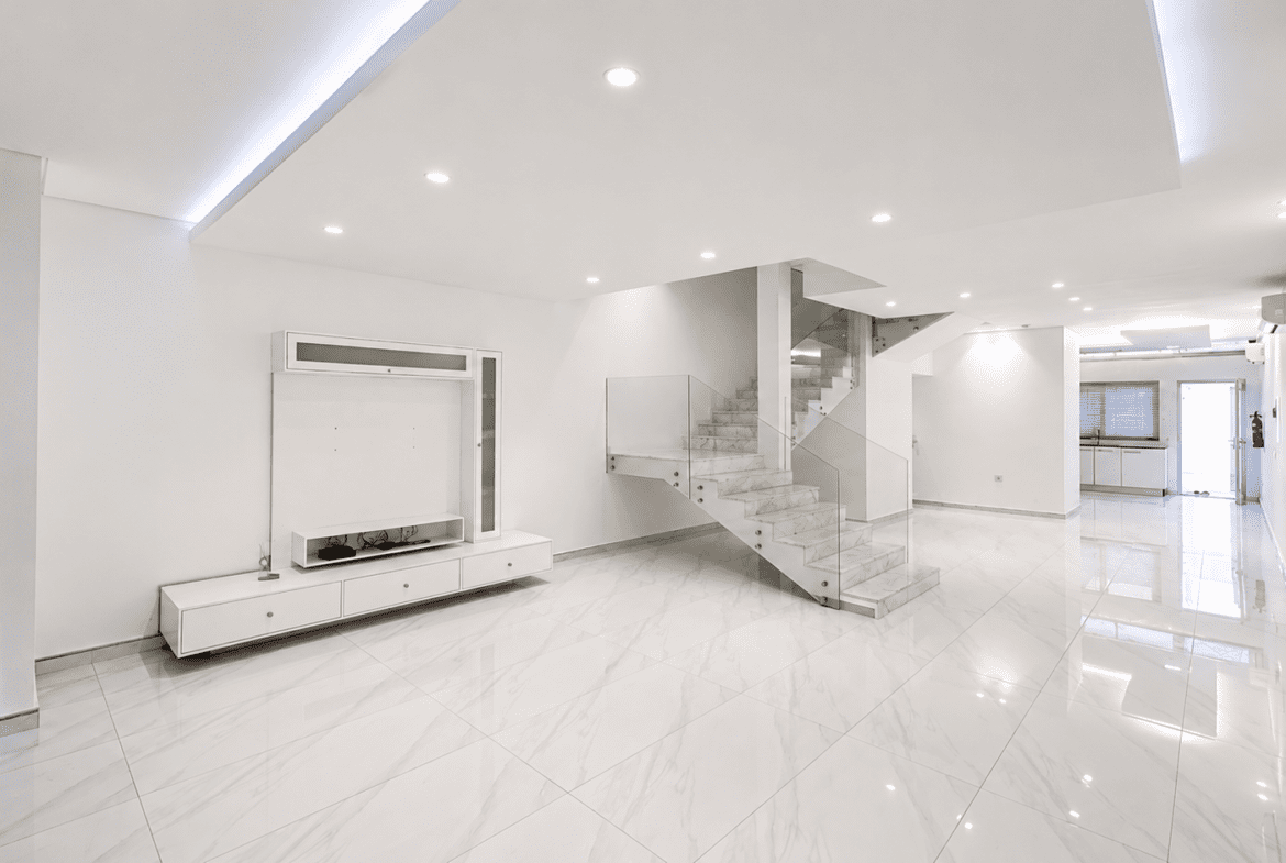 Moradia T4 de Luxo para Arrendar no Triunfo | Condomínio Exclusivo Próximo ao Villa Sol