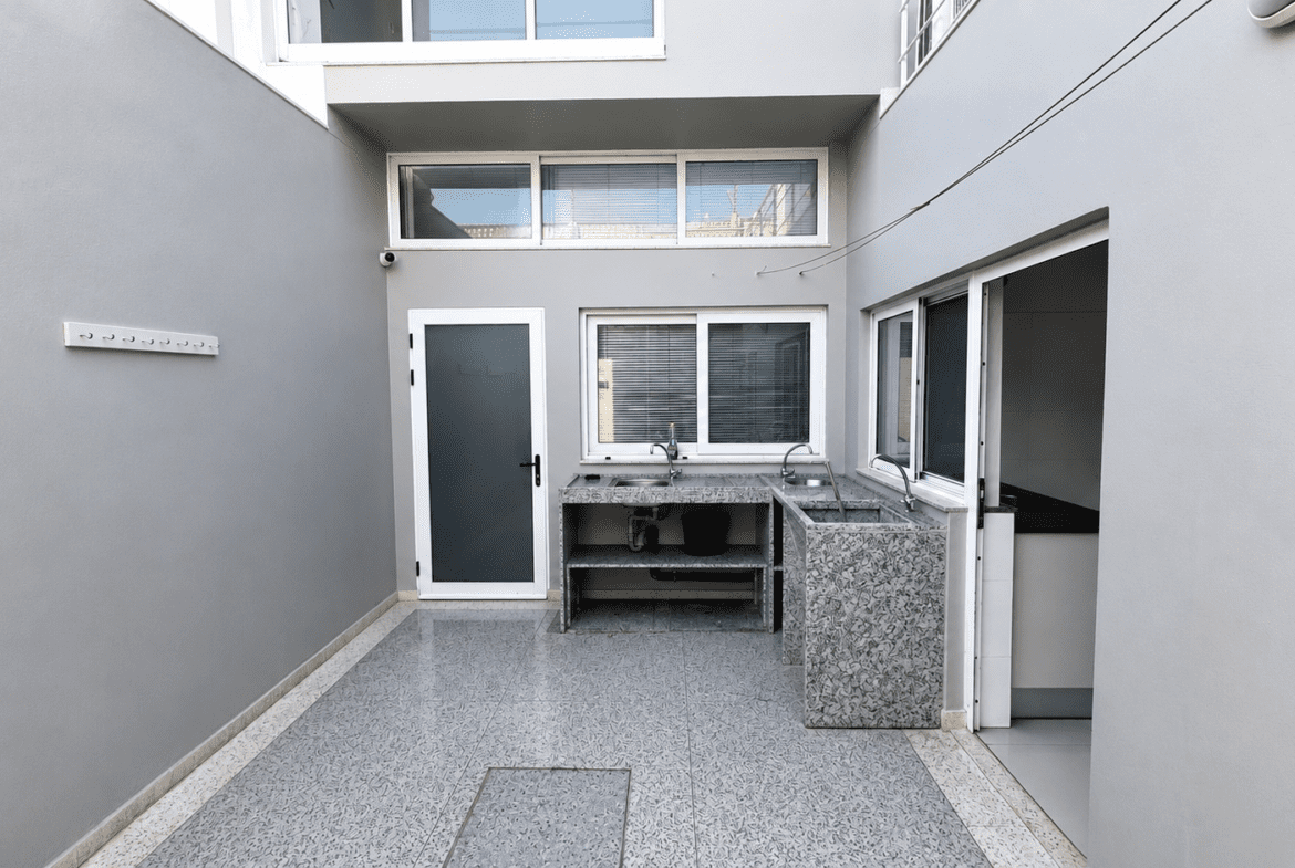 Moradia T4 de Luxo para Arrendar no Triunfo | Condomínio Exclusivo Próximo ao Villa Sol