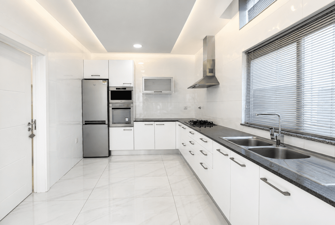 Moradia T4 de Luxo para Arrendar no Triunfo | Condomínio Exclusivo Próximo ao Villa Sol