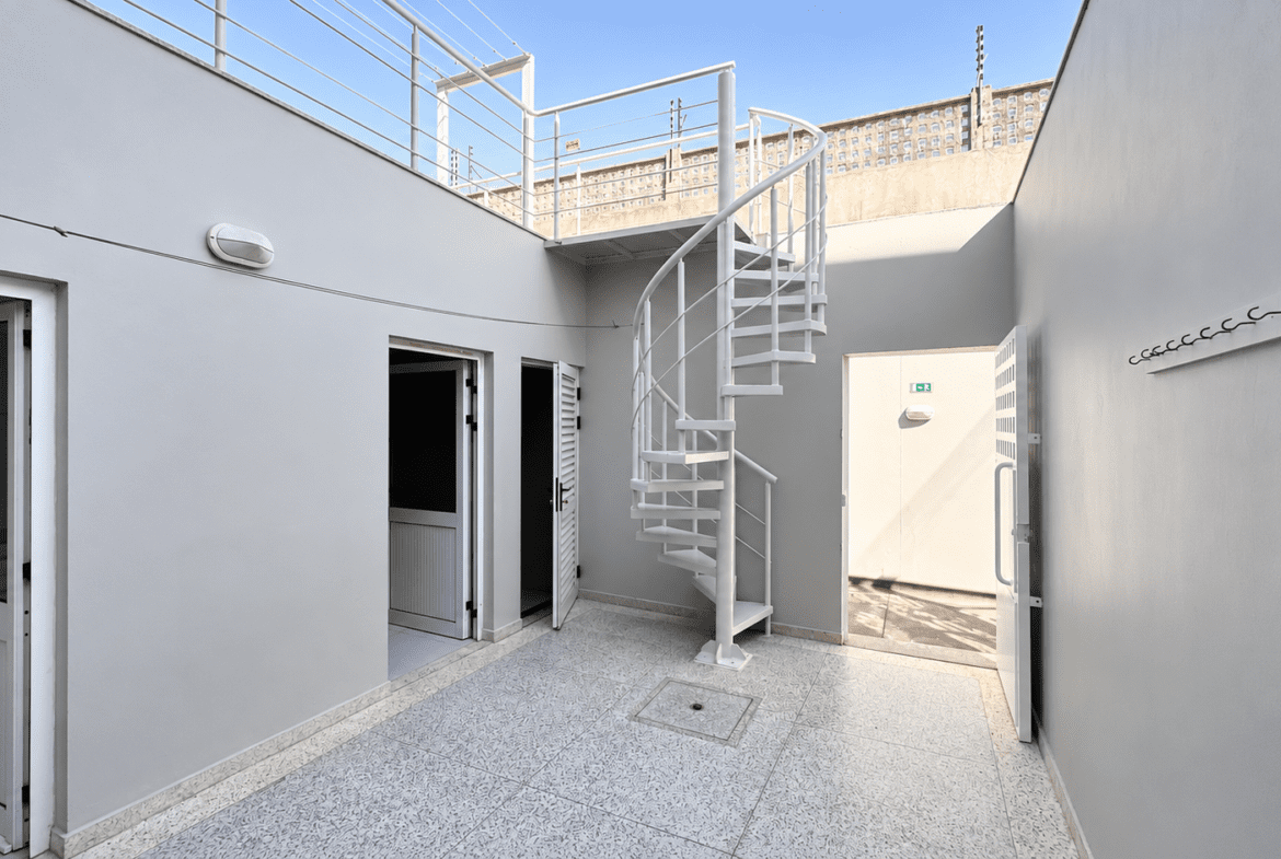 Moradia T4 de Luxo para Arrendar no Triunfo | Condomínio Exclusivo Próximo ao Villa Sol