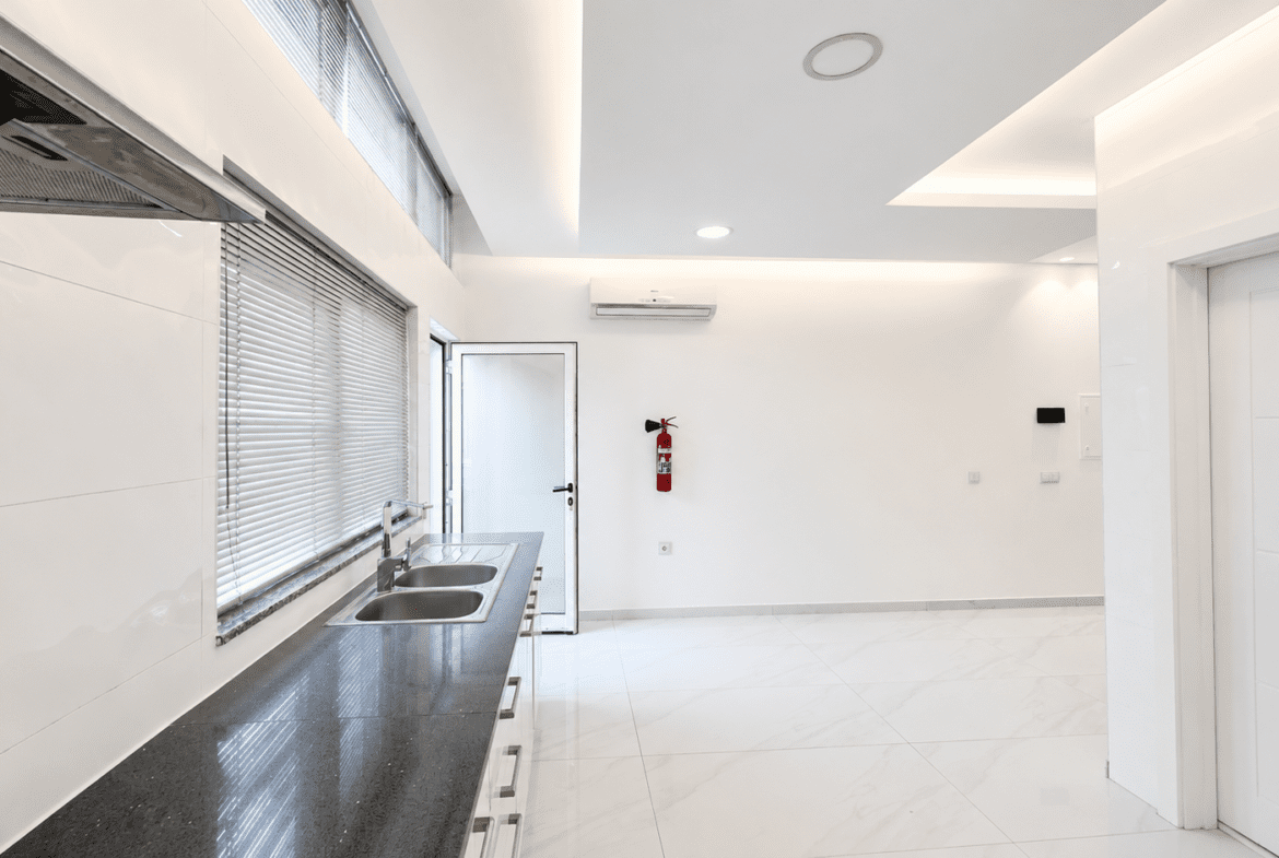 Moradia T4 de Luxo para Arrendar no Triunfo | Condomínio Exclusivo Próximo ao Villa Sol
