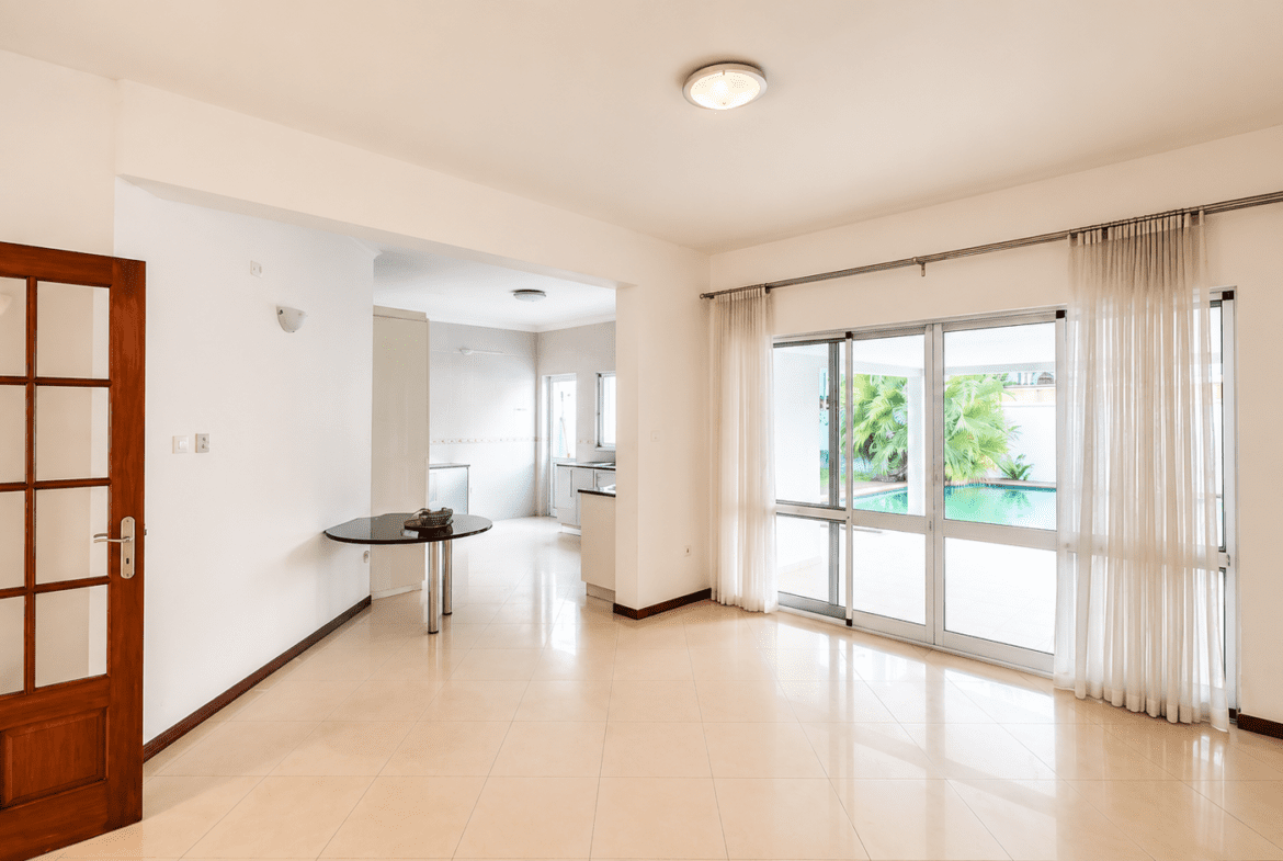 Moradia T4 de Luxo no Condomínio Aisha Garden – Triunfo