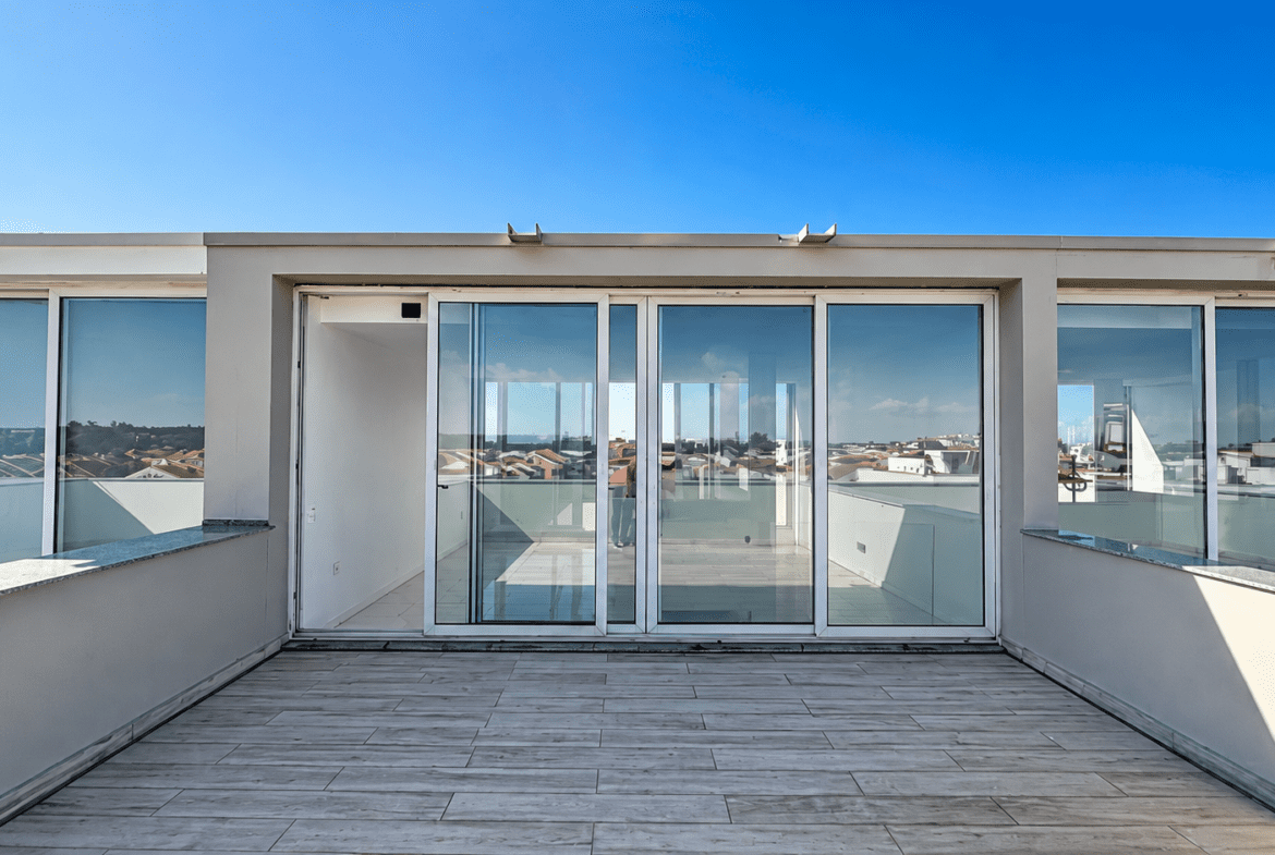 Moradia T4 de Luxo para Arrendar no Triunfo | Condomínio Exclusivo Próximo ao Villa Sol