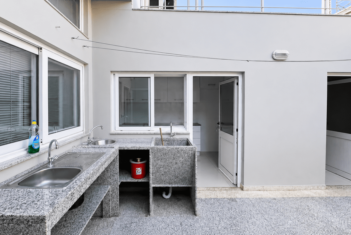 Moradia T4 de Luxo para Arrendar no Triunfo | Condomínio Exclusivo Próximo ao Villa Sol