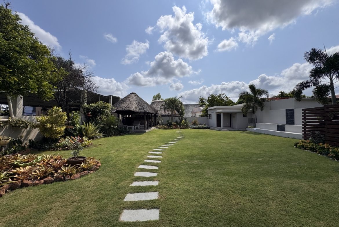 Moradia de Prestígio na Cidade da Matola com Piscina e Amplo Jardim