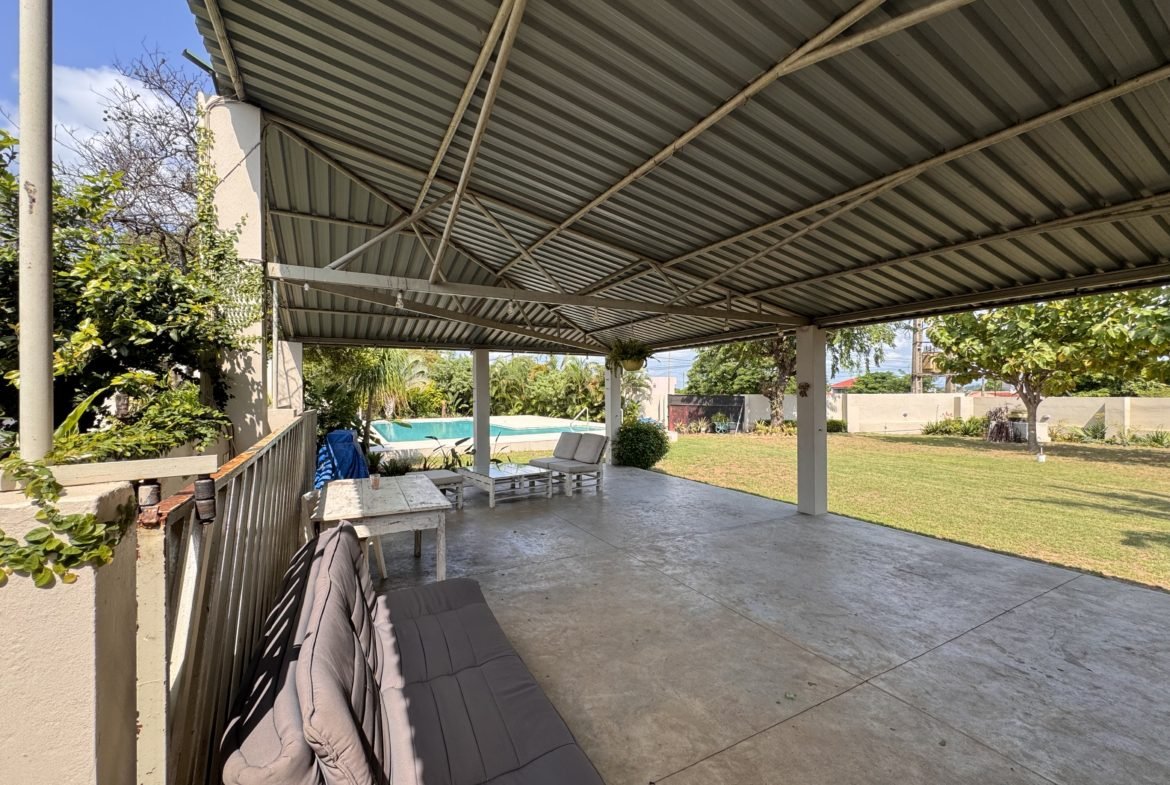 Moradia de Prestígio na Cidade da Matola com Piscina e Amplo Jardim