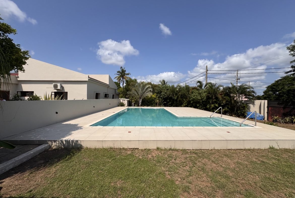 Moradia de Prestígio na Cidade da Matola com Piscina e Amplo Jardim