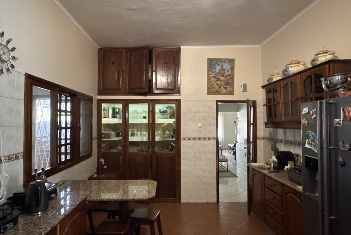 Moradia de Prestígio na Cidade da Matola com Piscina e Amplo Jardim