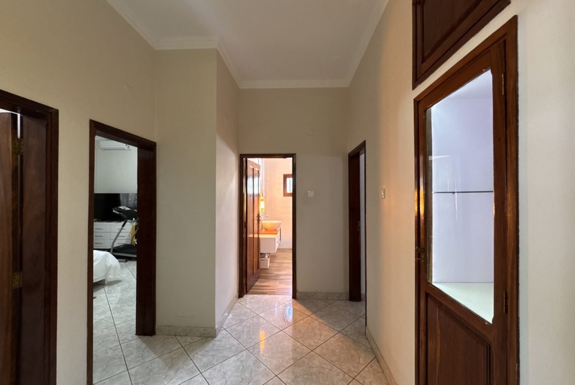 Moradia de Prestígio na Cidade da Matola com Piscina e Amplo Jardim