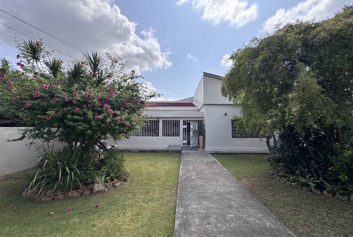 Moradia de Prestígio na Cidade da Matola com Piscina e Amplo Jardim
