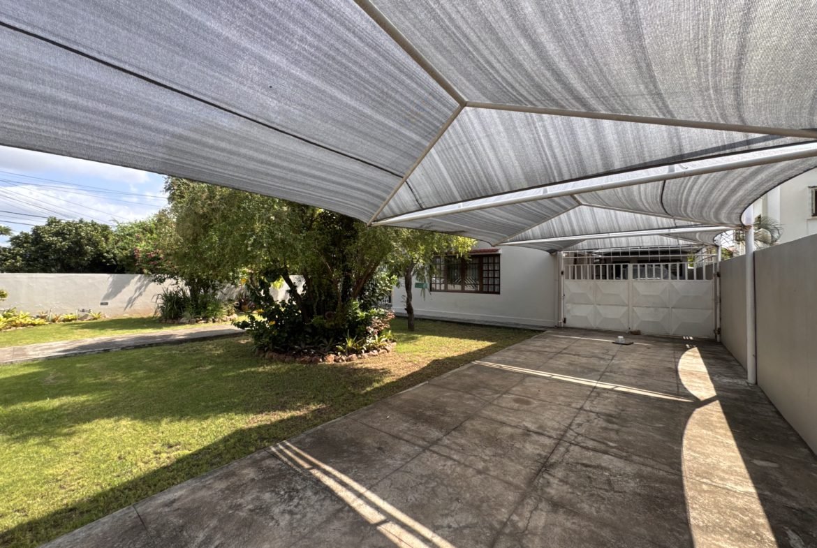Moradia de Prestígio na Cidade da Matola com Piscina e Amplo Jardim