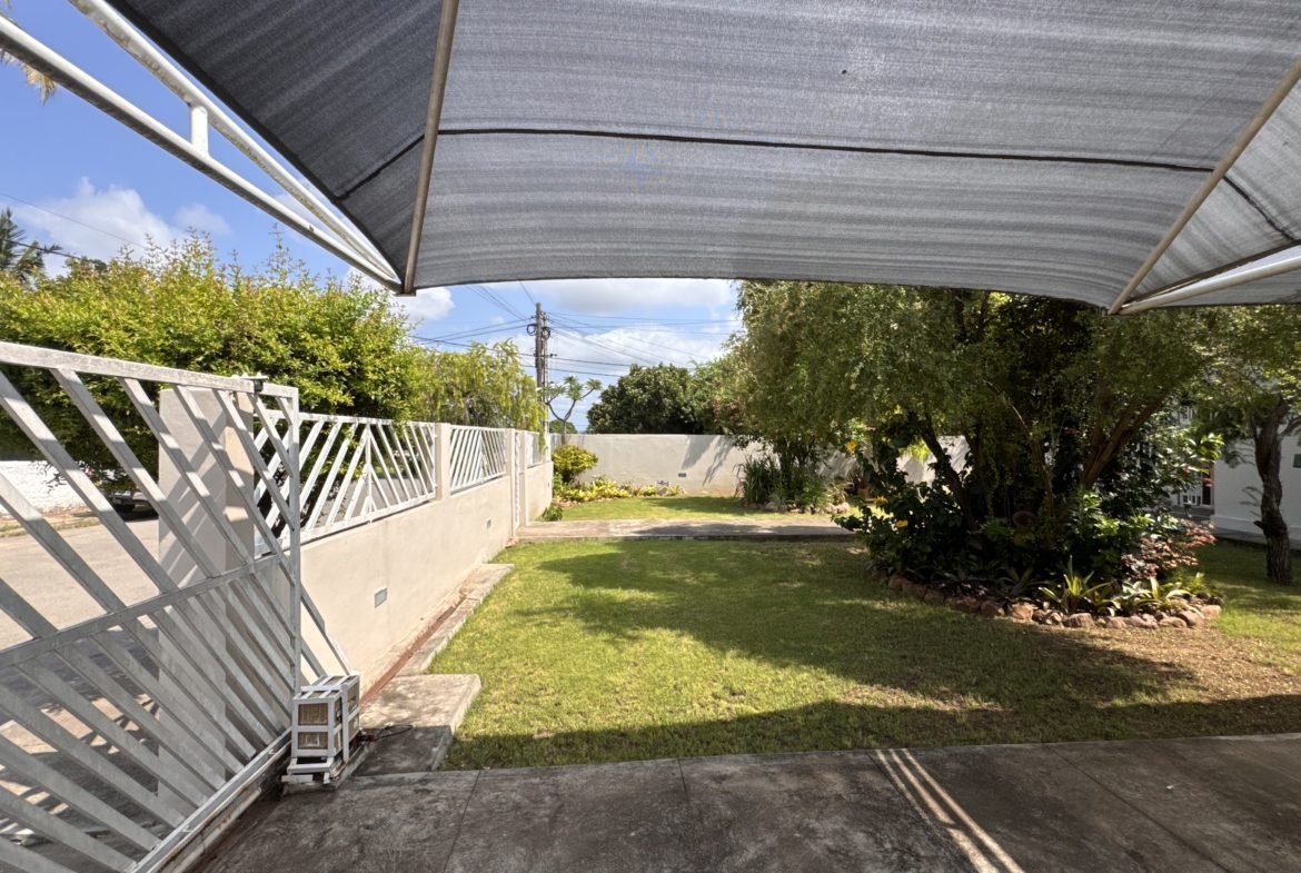 Moradia de Prestígio na Cidade da Matola com Piscina e Amplo Jardim