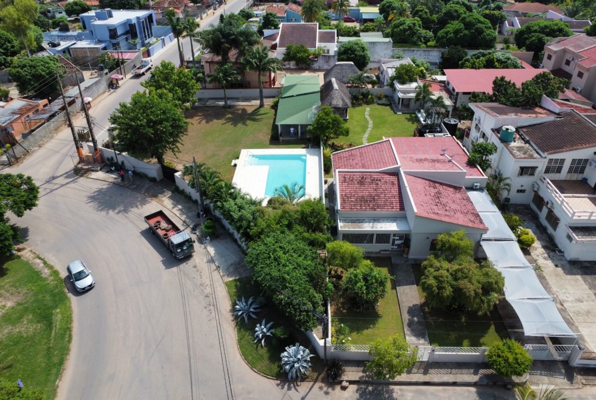 Moradia de Prestígio na Cidade da Matola com Piscina e Amplo Jardim
