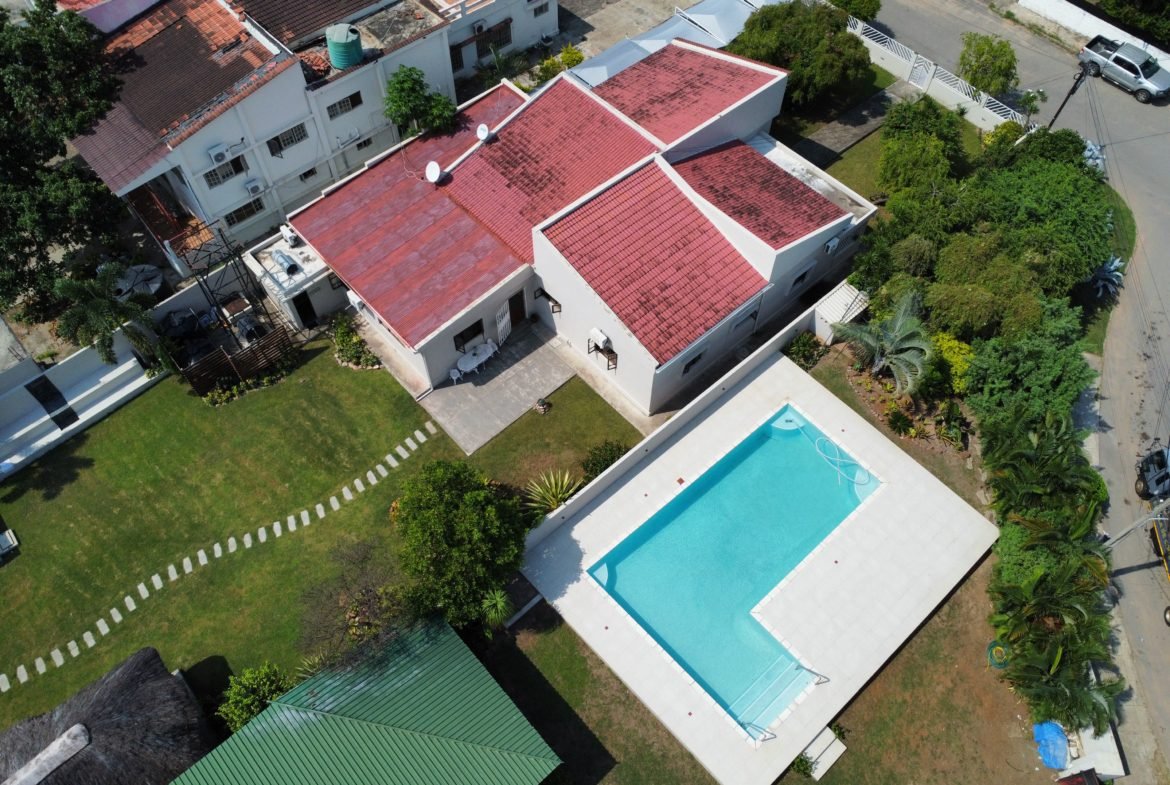 Moradia de Prestígio na Cidade da Matola com Piscina e Amplo Jardim