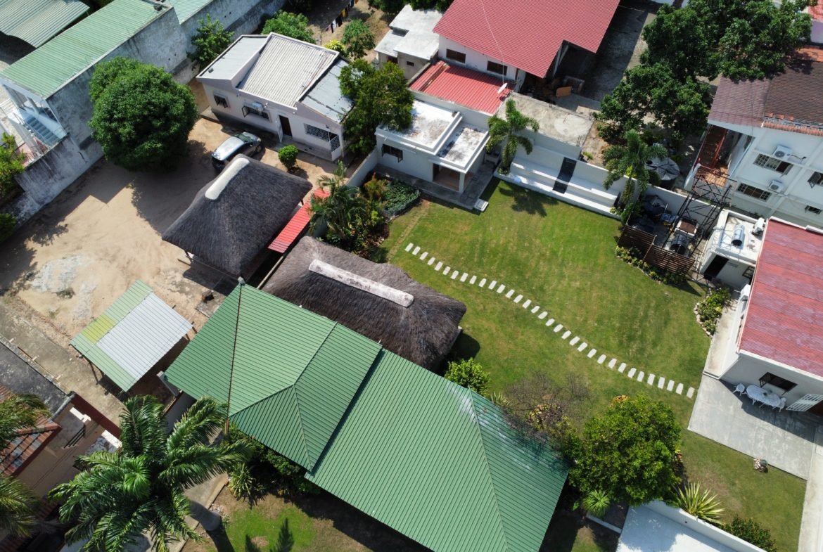 Moradia de Prestígio na Cidade da Matola com Piscina e Amplo Jardim