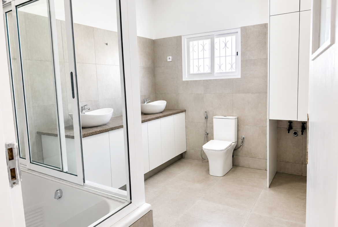 Apartamento T3 Renovado para Arrendamento em Sommerschield 1 | 150.000 MZN/Mês | Piscina e Jardim