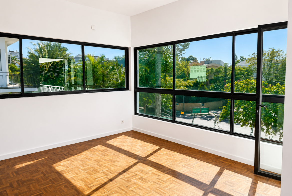 Apartamento T3 Renovado para Arrendamento em Sommerschield 1 | 150.000 MZN/Mês | Piscina e Jardim