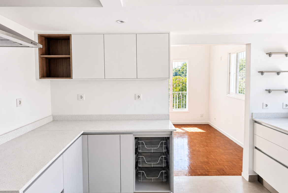 Apartamento T3 Renovado para Arrendamento em Sommerschield 1 | 150.000 MZN/Mês | Piscina e Jardim