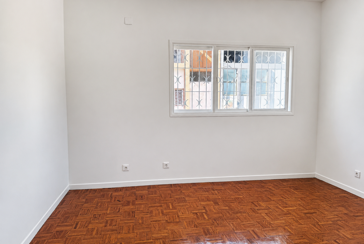 Apartamento T3 Renovado para Arrendamento em Sommerschield 1 | 150.000 MZN/Mês | Piscina e Jardim