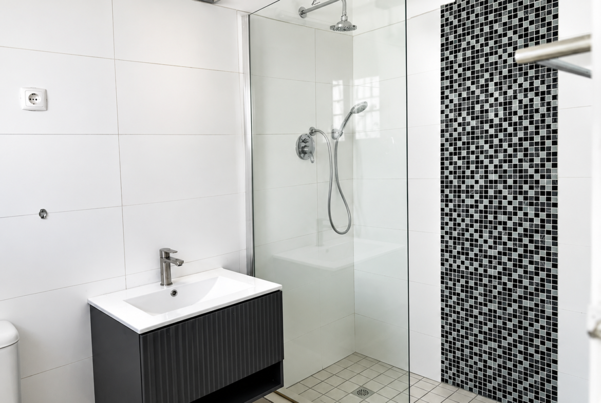Apartamento T3 Renovado para Arrendamento em Sommerschield 1 | 150.000 MZN/Mês | Piscina e Jardim
