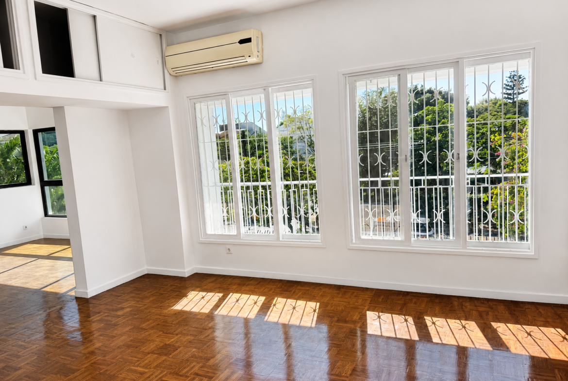Apartamento T3 Renovado para Arrendamento em Sommerschield 1 | 150.000 MZN/Mês | Piscina e Jardim