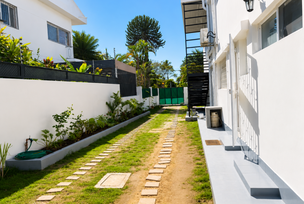 Apartamento T3 Renovado para Arrendamento em Sommerschield 1 | 150.000 MZN/Mês | Piscina e Jardim