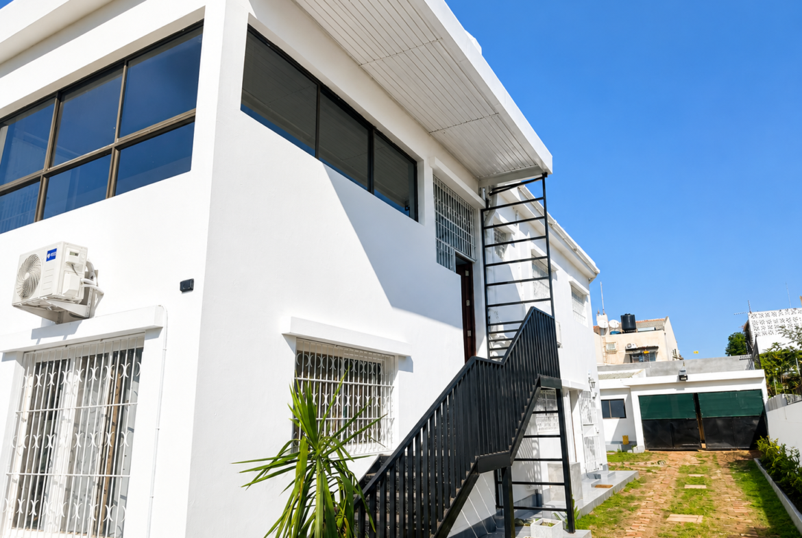 Apartamento T3 Renovado para Arrendamento em Sommerschield 1 | 150.000 MZN/Mês | Piscina e Jardim