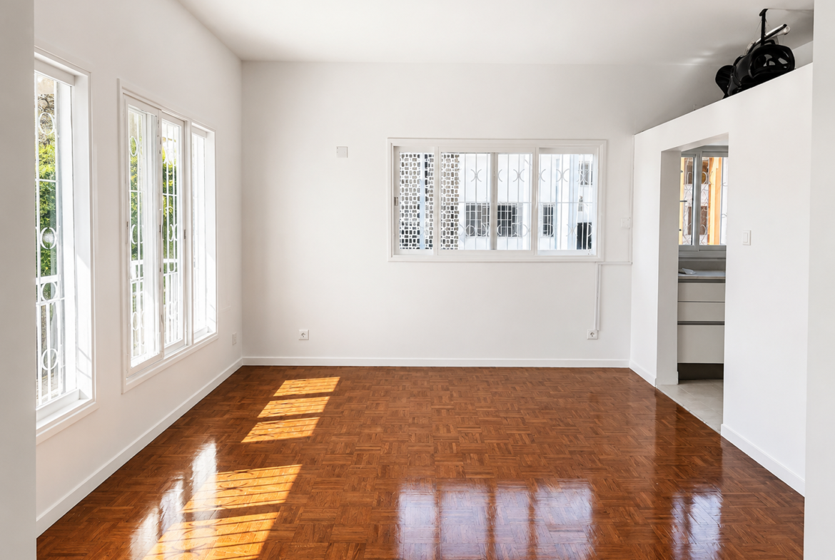 Apartamento T3 Renovado para Arrendamento em Sommerschield 1 | 150.000 MZN/Mês | Piscina e Jardim