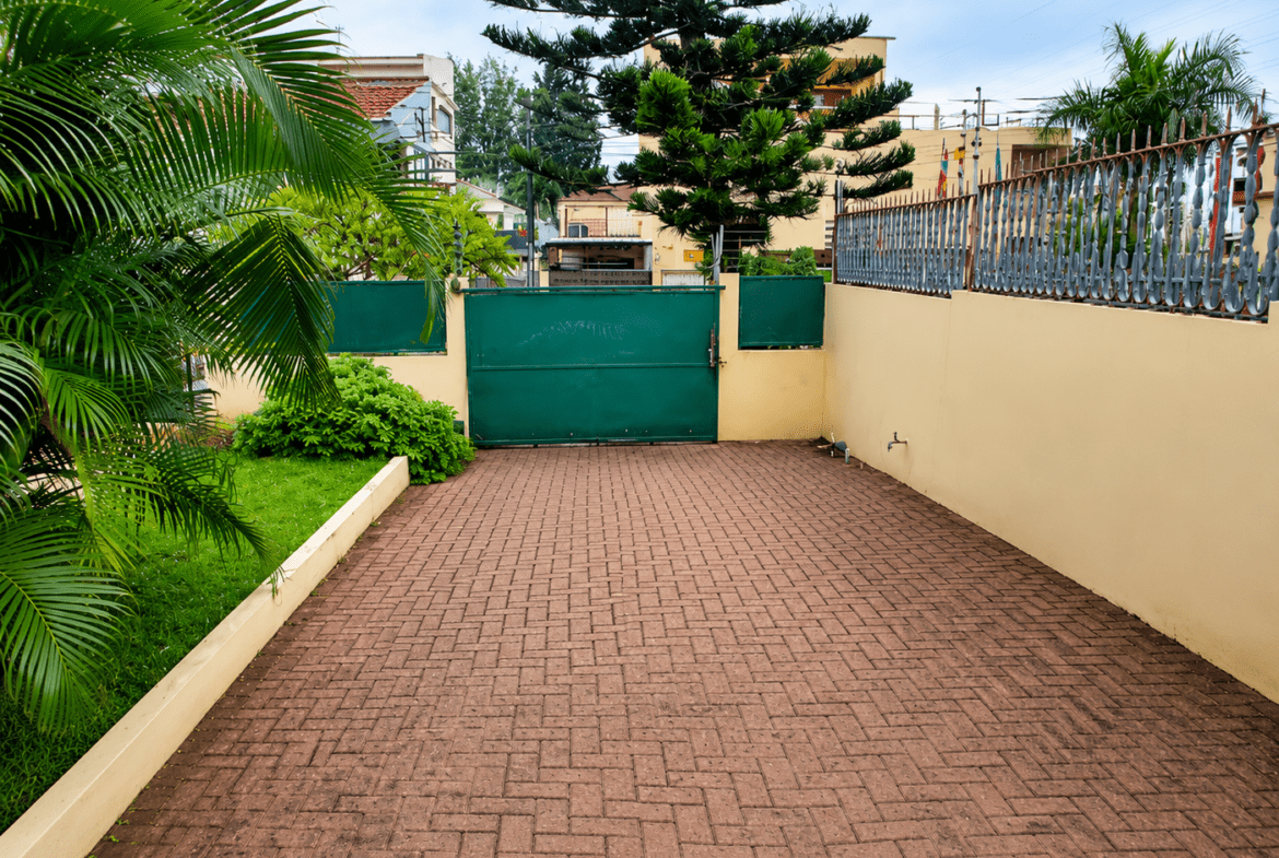 Moradia T4 de Luxo com Piscina para Arrendamento em Sommerschield II, Maputo