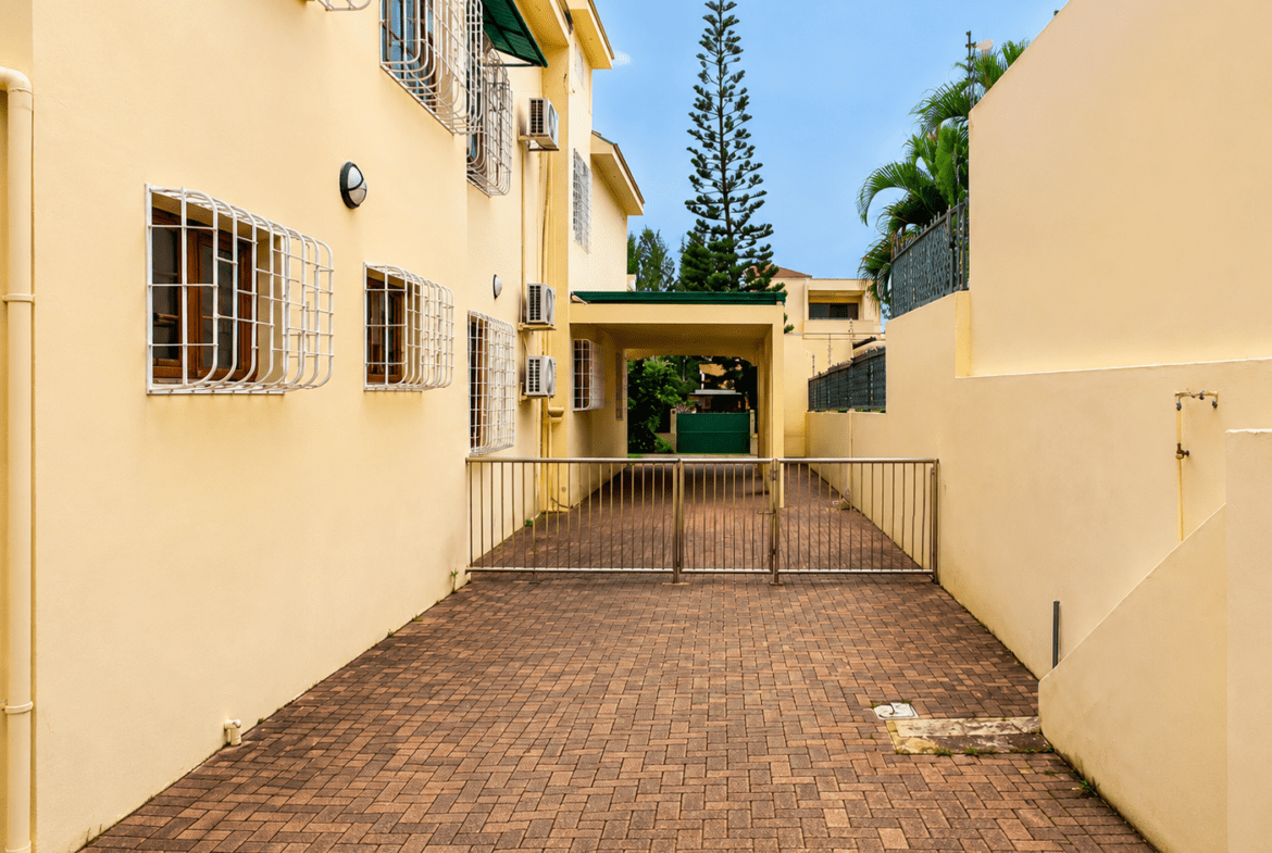 Moradia T4 de Luxo com Piscina para Arrendamento em Sommerschield II, Maputo
