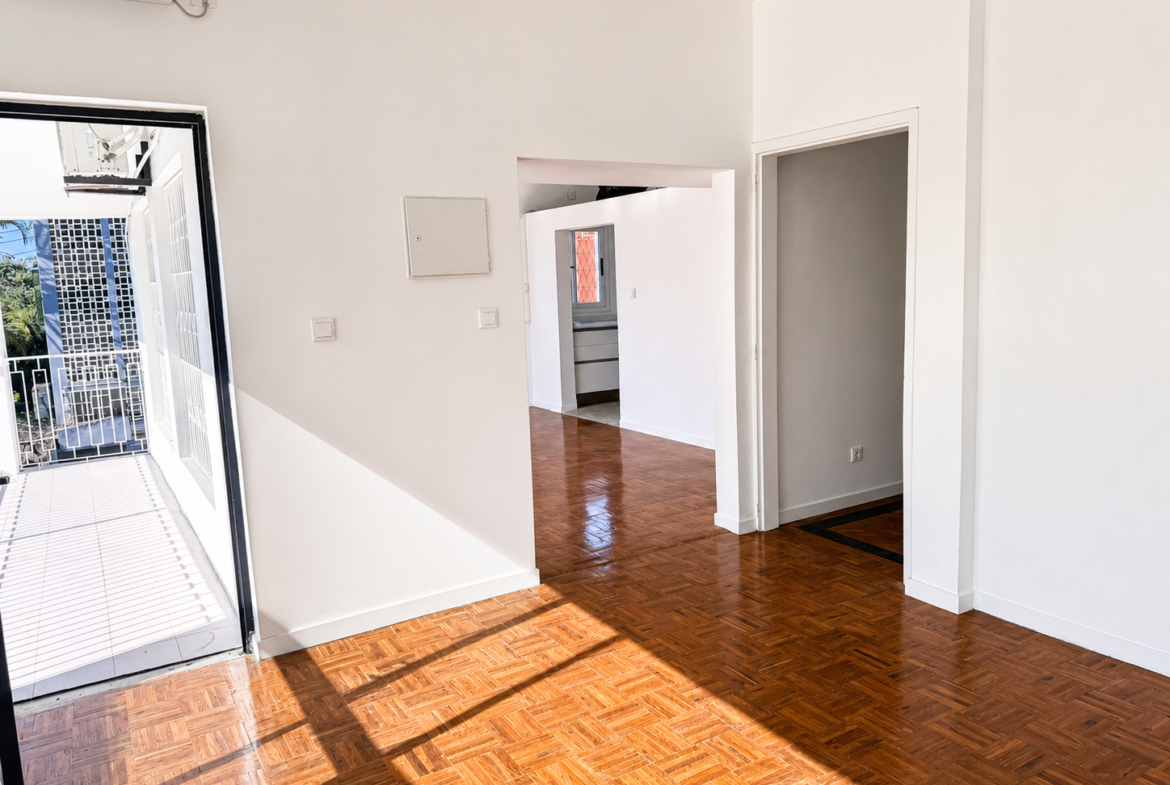 Apartamento T3 Renovado para Arrendamento em Sommerschield 1 | 150.000 MZN/Mês | Piscina e Jardim