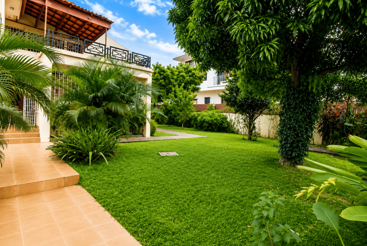 Moradia T4 de Luxo com Piscina para Arrendamento em Sommerschield II, Maputo
