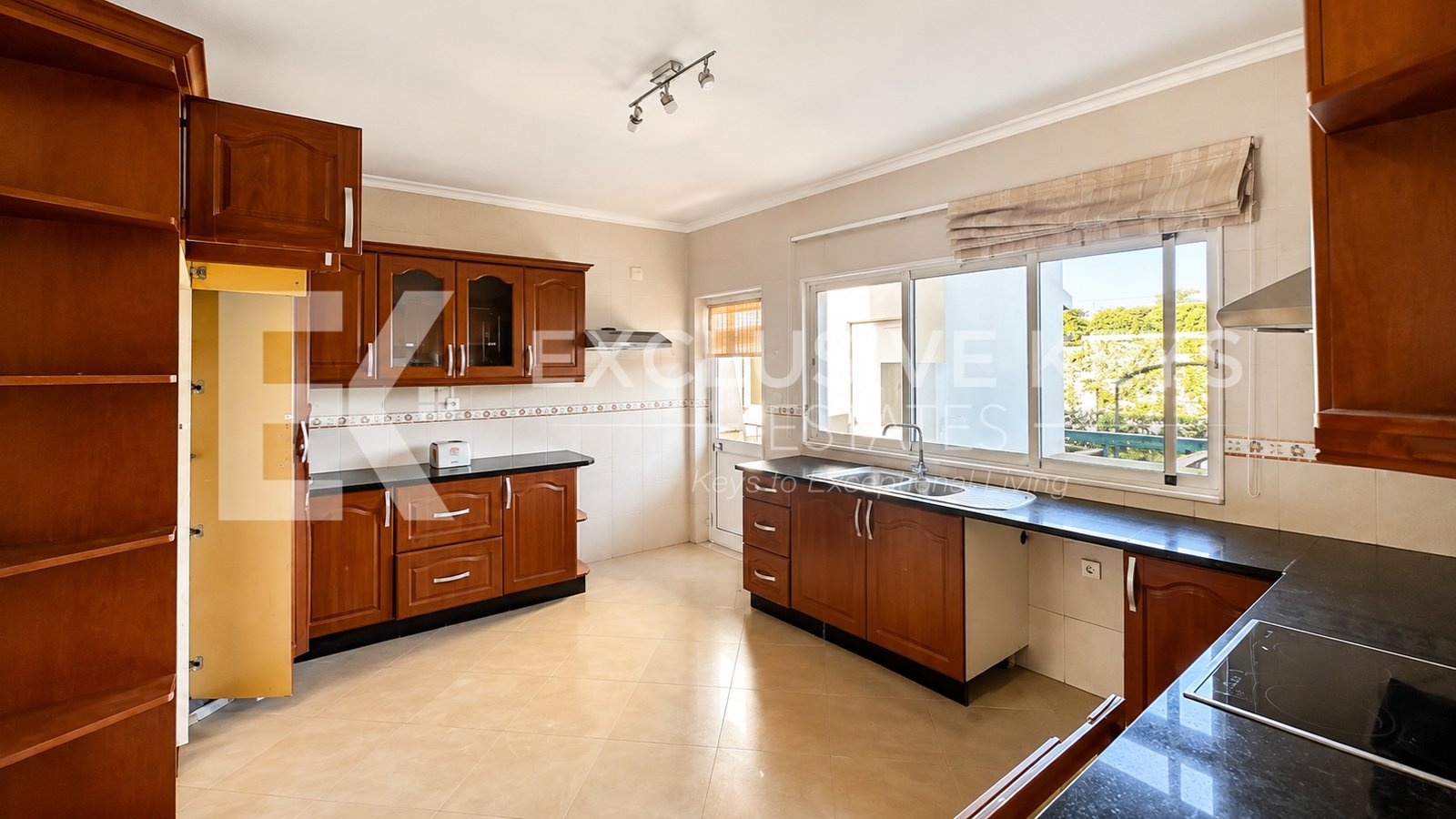 4-Bedroom House for Sale | Aisha Garden Condominium | MaputoPrice: MZN 24,000,000