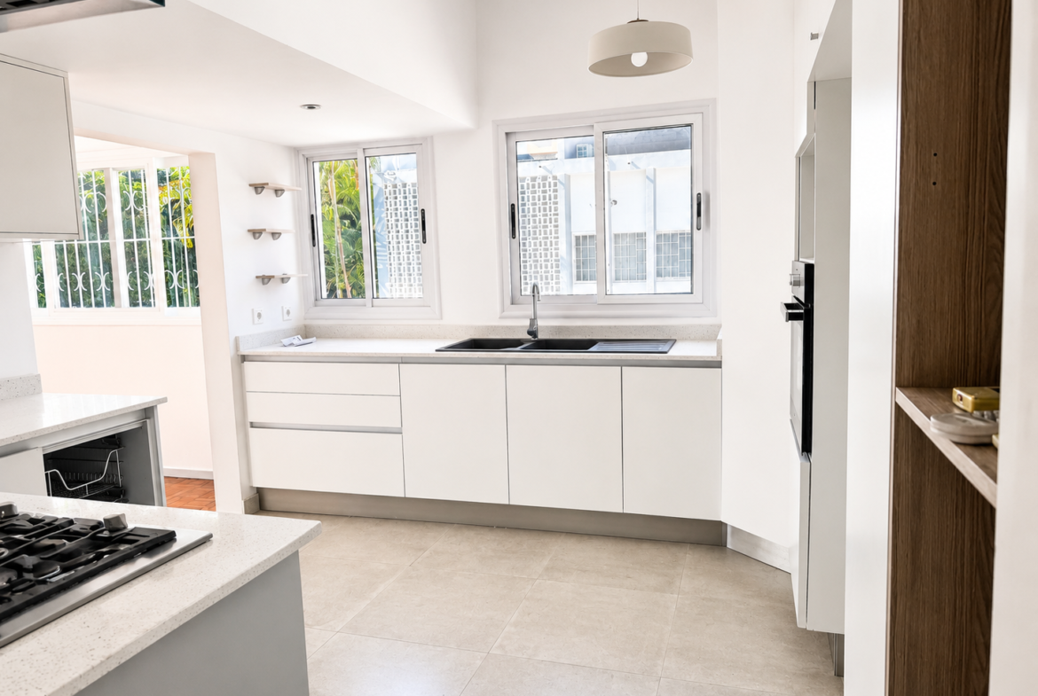 Apartamento T3 Renovado para Arrendamento em Sommerschield 1 | 150.000 MZN/Mês | Piscina e Jardim