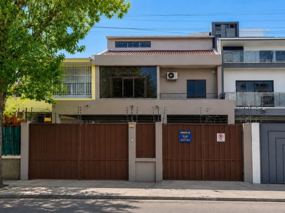 Moradia T4 Moderna para Arrendamento em Sommershield, Maputo