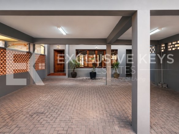 Moradia T4 Moderna para Arrendamento em Sommershield, Maputo