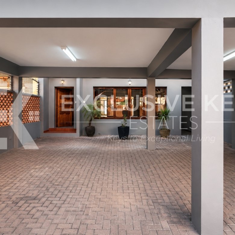 Moradia T4 Moderna para Arrendamento em Sommershield, Maputo
