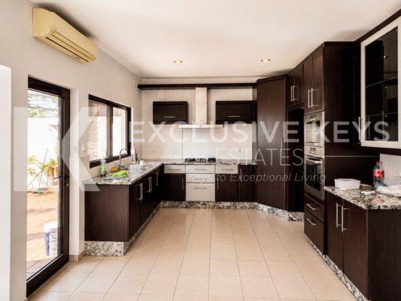 Moradia T4 Moderna para Arrendamento em Sommershield, Maputo