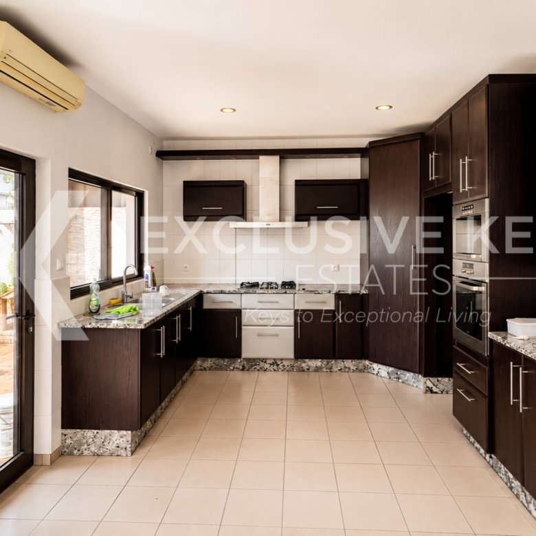 Moradia T4 Moderna para Arrendamento em Sommershield, Maputo