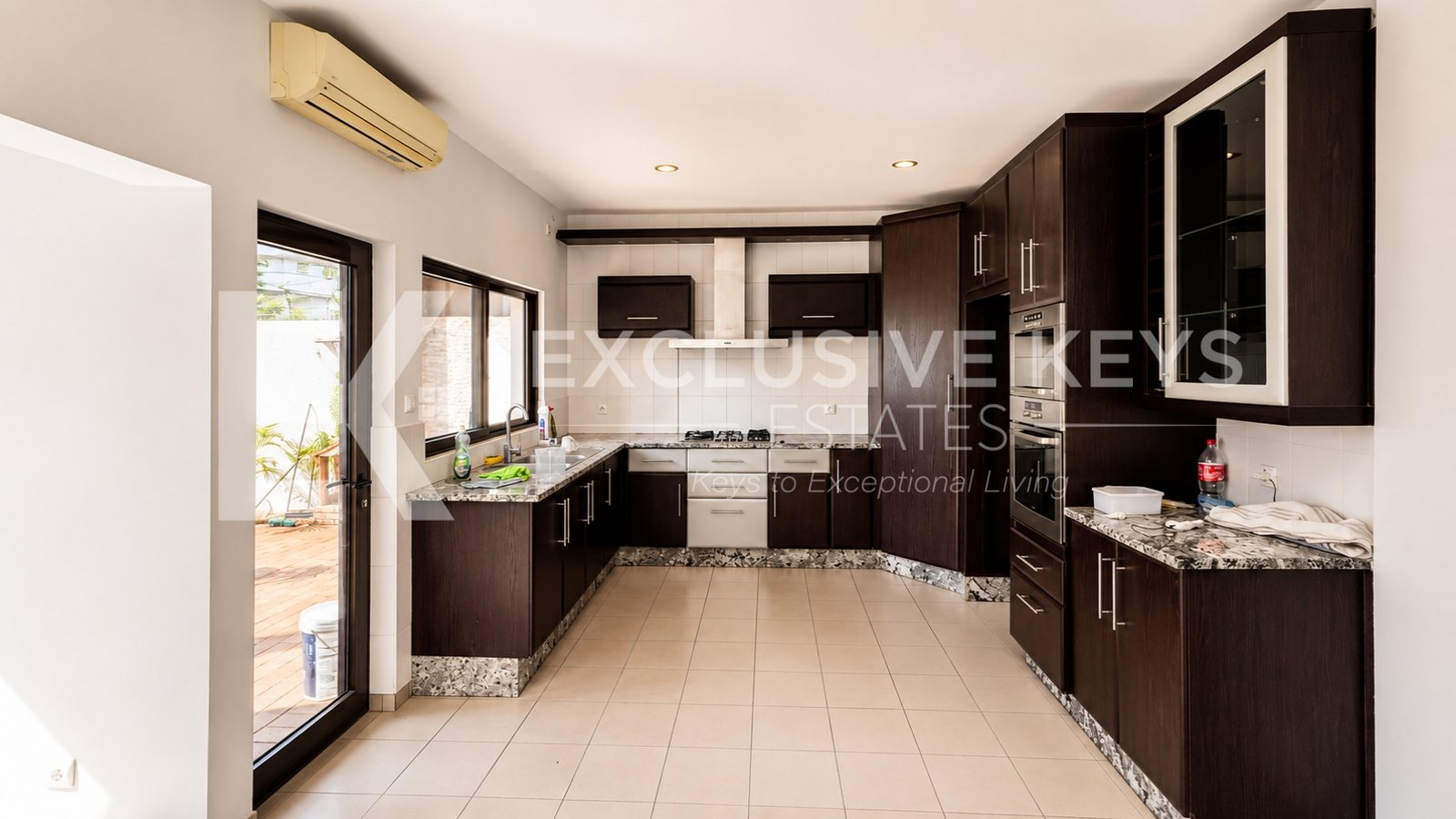 Moradia T4 Moderna para Arrendamento em Sommershield, Maputo