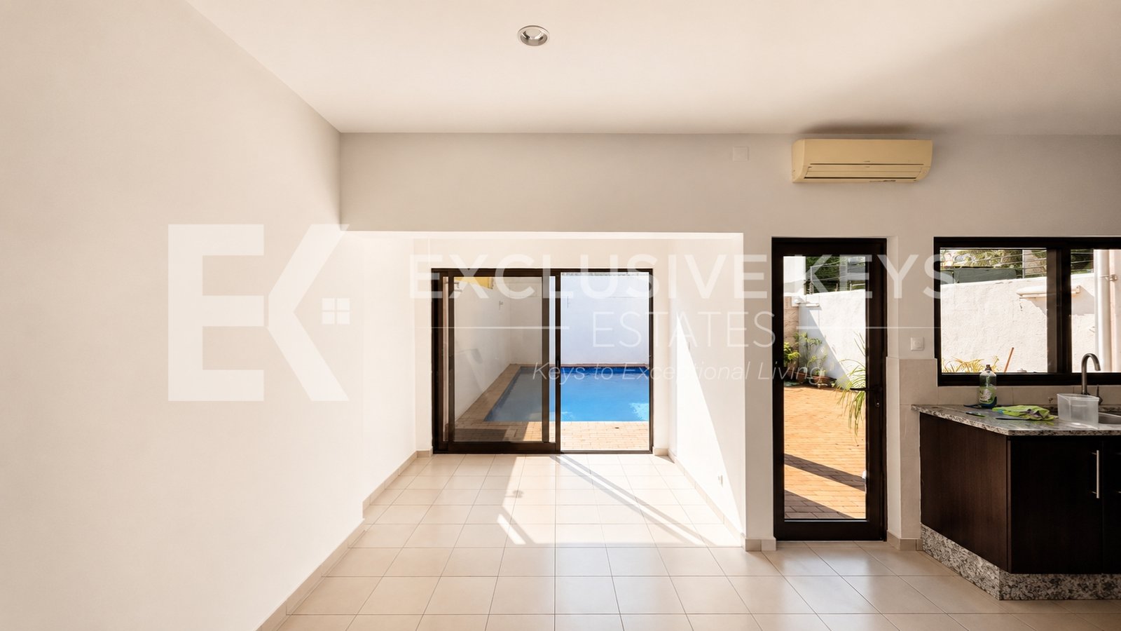 Moradia T4 Moderna para Arrendamento em Sommershield, Maputo