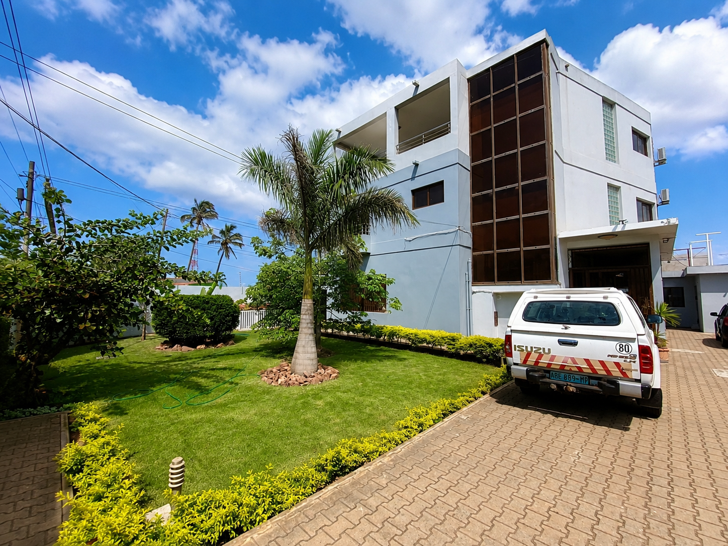 Exclusiva Moradia TP5 na Avenida Marginal – Uma Localização Ímpar em Maputo