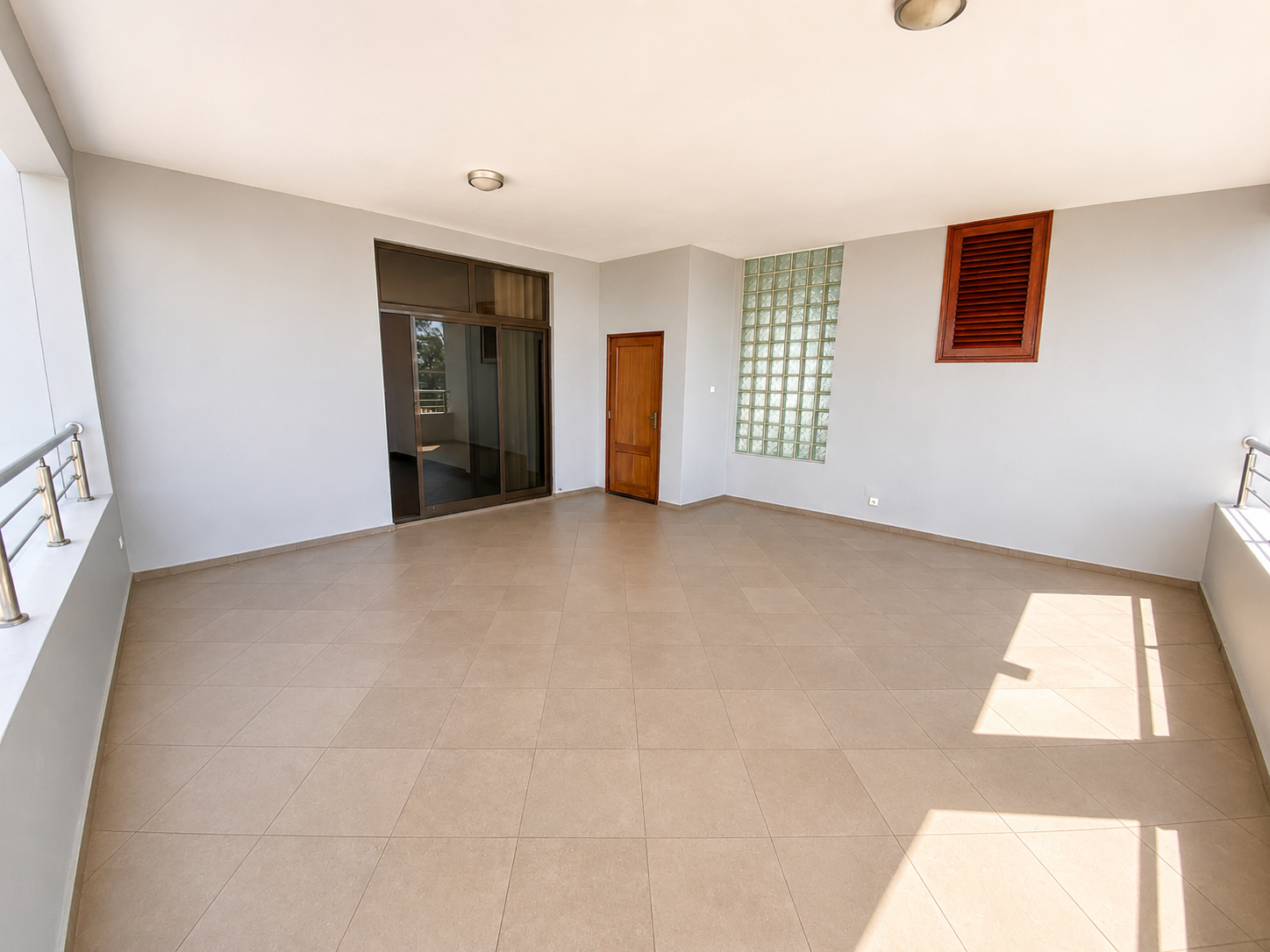Exclusiva Moradia TP5 na Avenida Marginal – Uma Localização Ímpar em Maputo