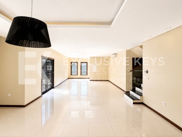 🏡 ARRENDA-SE | Moradia TP4 de Luxo | Condomínio Bela Vista