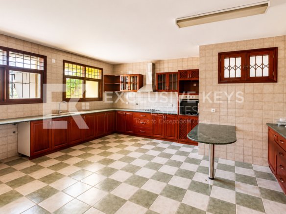 Moradia Institucional de Prestígio | Arrendamento Renda: USD 10.000/mês