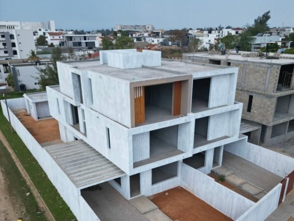 🏡 VENDE-SE MORADIA GEMINADA TP4 EM TOSCO – TRIUNFO NOVO