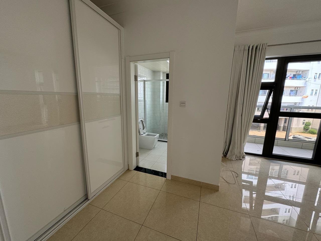 ARRENDA-SE MORADIA T5 | CONDOMÍNIO | BAIRRO DO MARÍTIMO