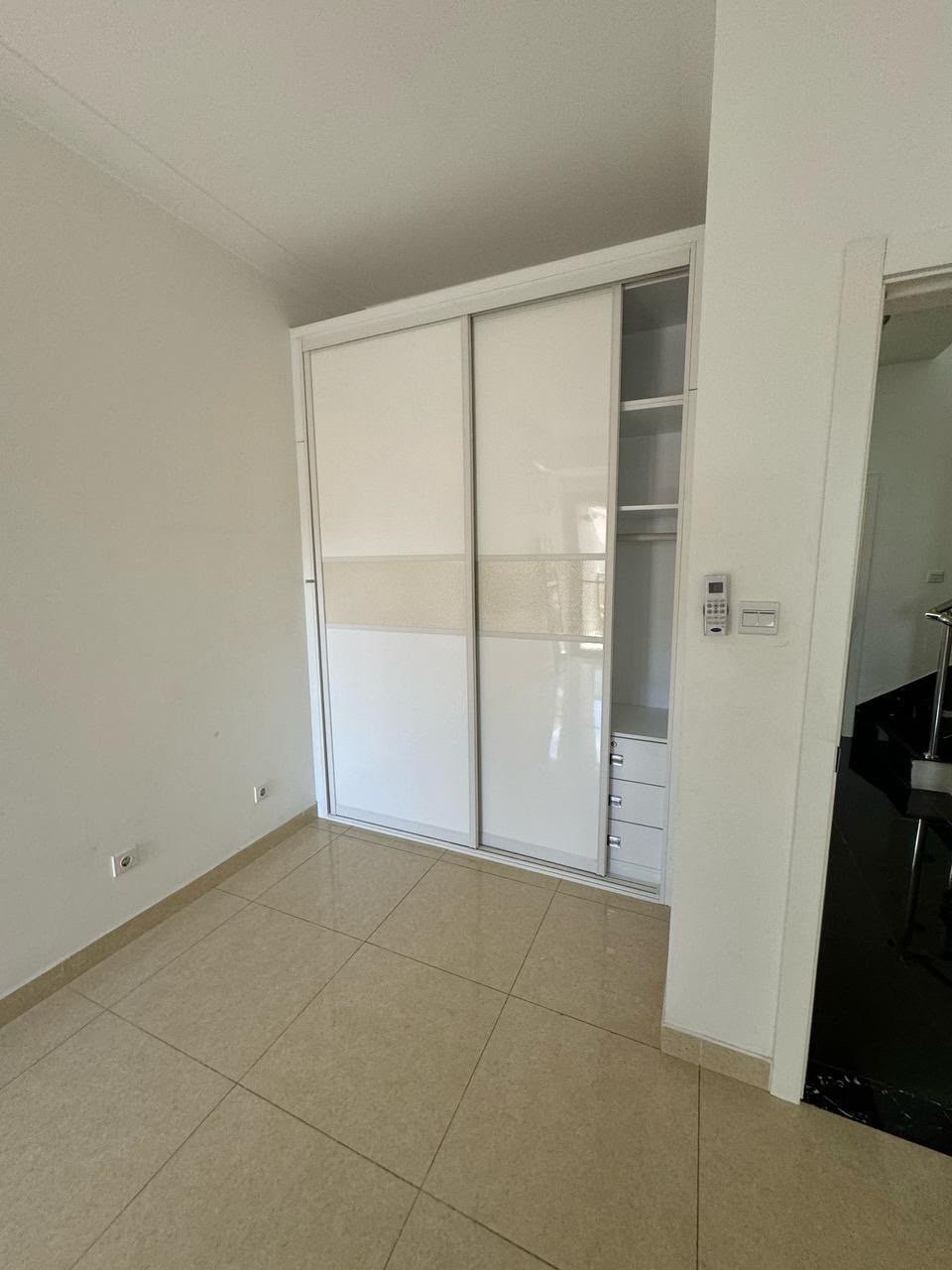 ARRENDA-SE MORADIA T5 | CONDOMÍNIO | BAIRRO DO MARÍTIMO