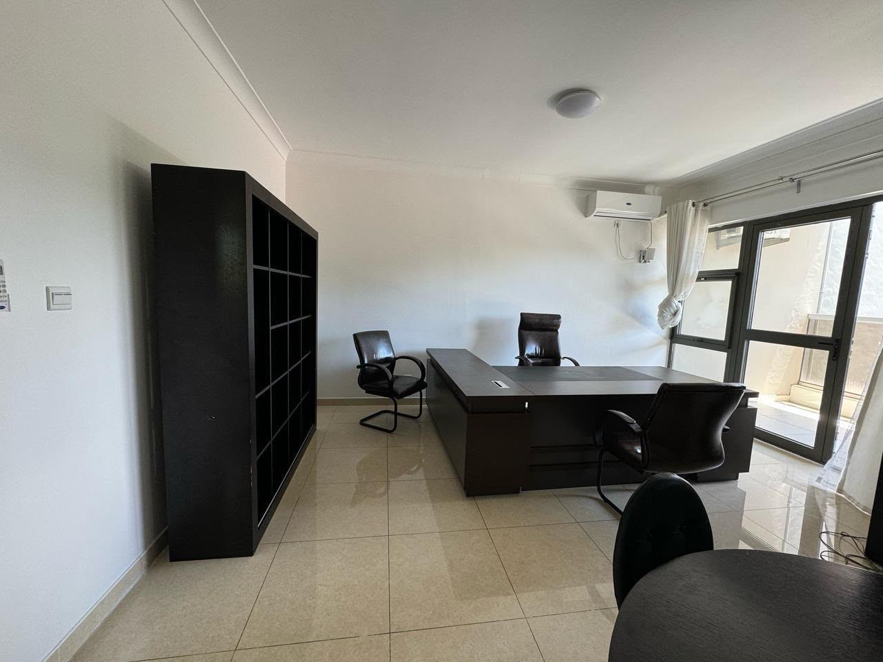 ARRENDA-SE MORADIA T5 | CONDOMÍNIO | BAIRRO DO MARÍTIMO