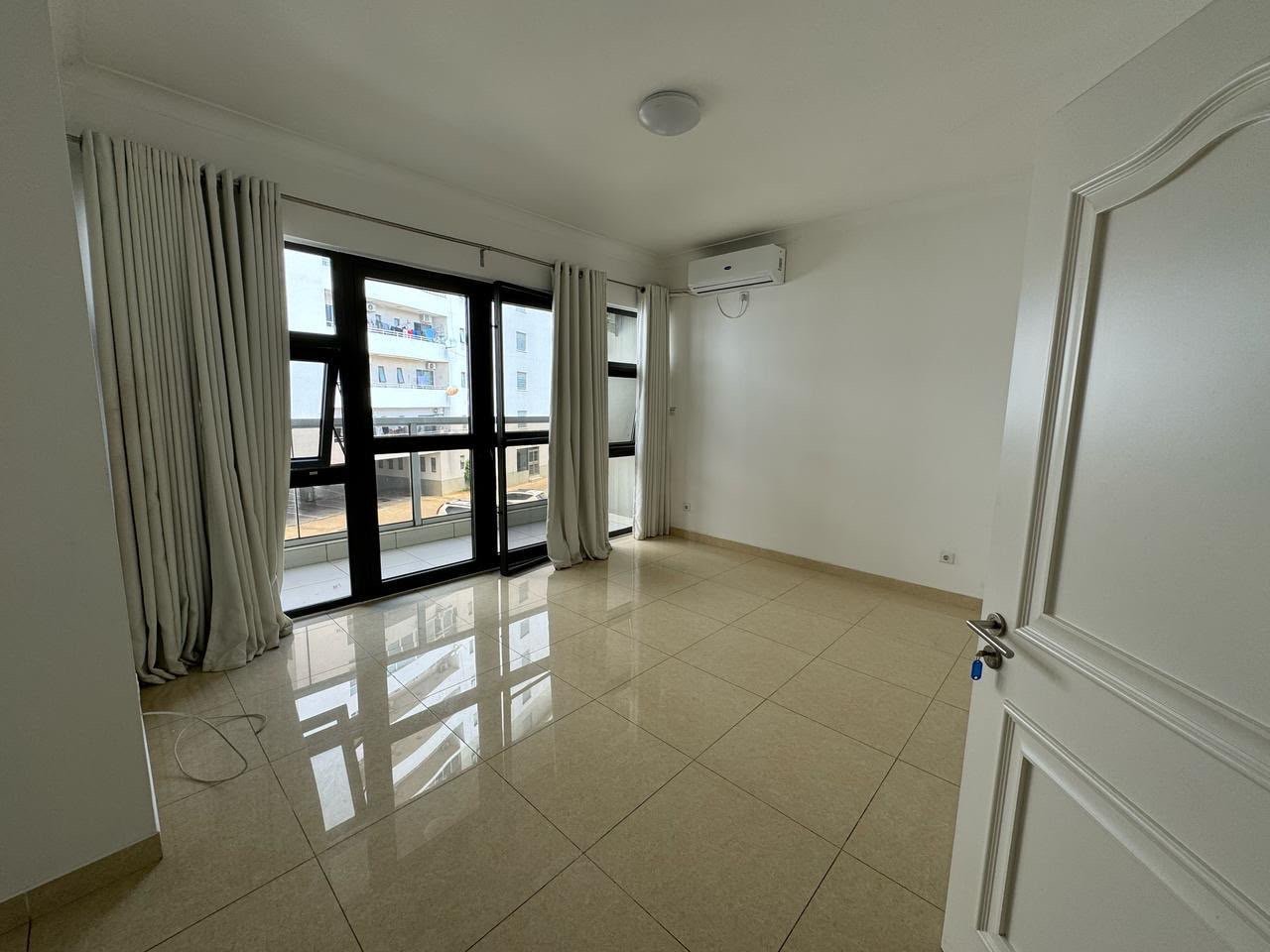 ARRENDA-SE MORADIA T5 | CONDOMÍNIO | BAIRRO DO MARÍTIMO